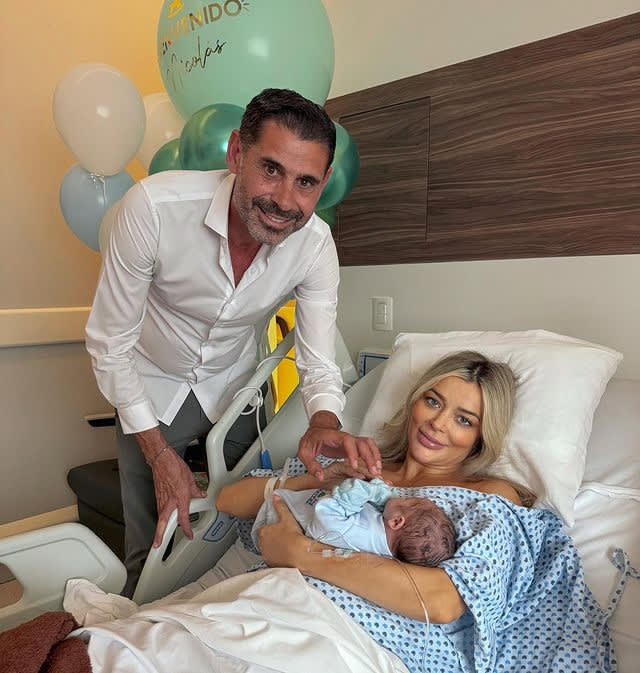 Fernando Hierro con su recién nacido