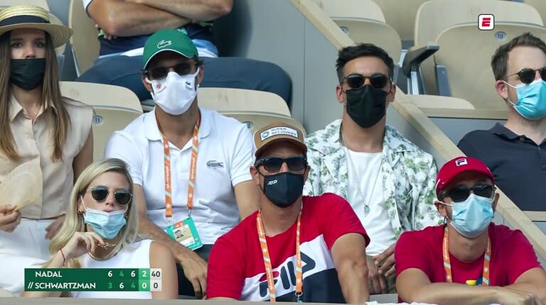 Lavezzi con el barbijo bien puesto en la tribuna de Roland Garros