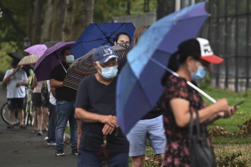 ▲美國的新冠肺炎疫情持續延燒，專家警告當地恐迎來最糟糕的秋天，並形容新冠病毒是美國百年來遭遇的最嚴重公衛危機。圖為近日排隊接受檢測的美國民眾。（圖／美聯社／達志影像）