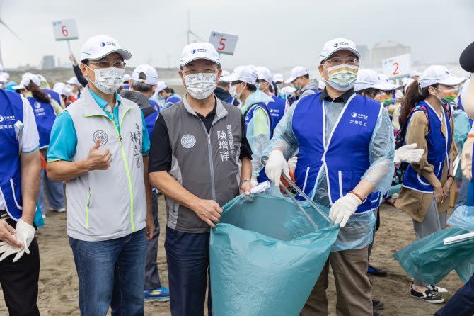 淨灘、淨山、淨公園，身體力行實踐環保理念。(圖/業者)