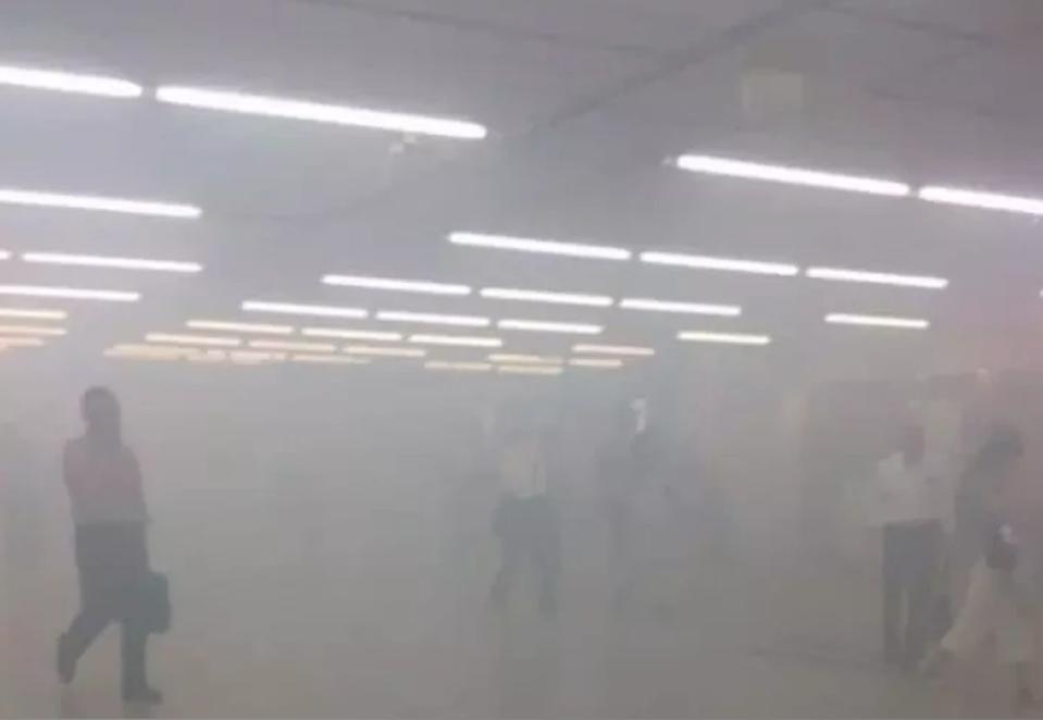 東京地鐵「小田急電鐵」新宿站，今天中午突傳火警，消防隊花20分鐘滅火，無人受傷。
