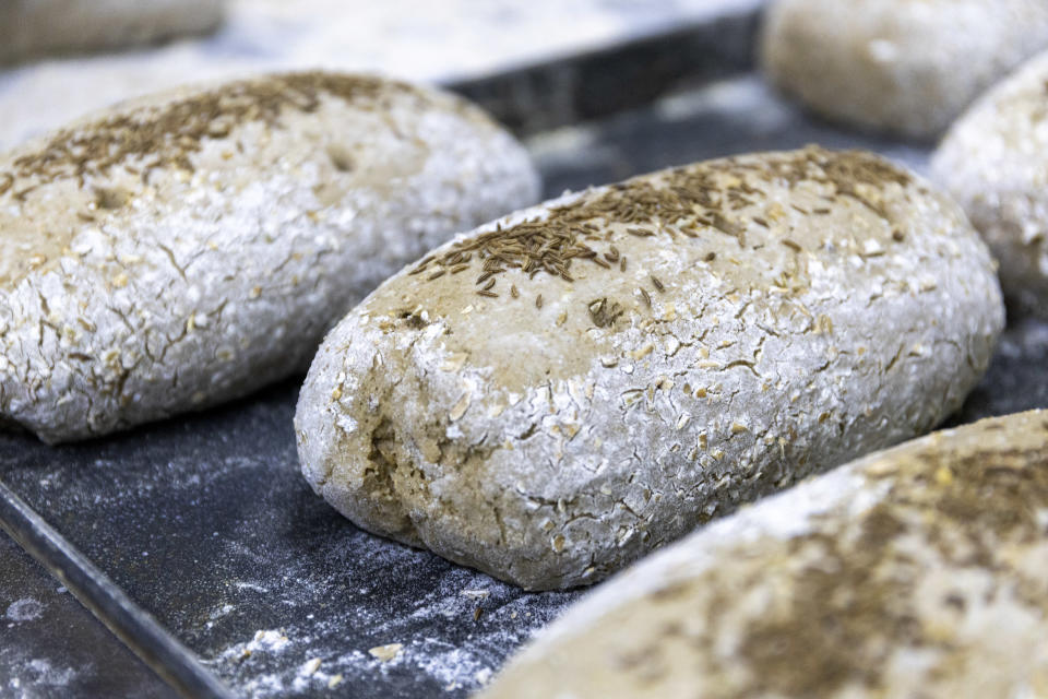 新鮮的酸種麵包，是 Mayse 的主打。