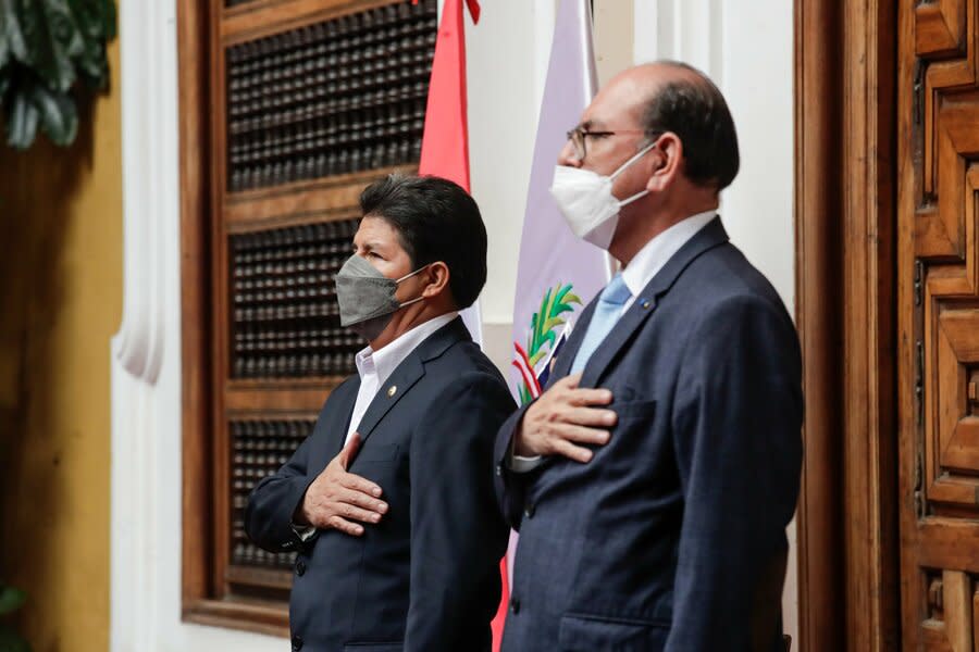 左派祕魯總統卡斯蒂（左）就職才一年多，就面臨貪腐指控、罷工抗議等狀況，如今已有4位總理因此辭職。右為托雷斯（@presidenciaperu）