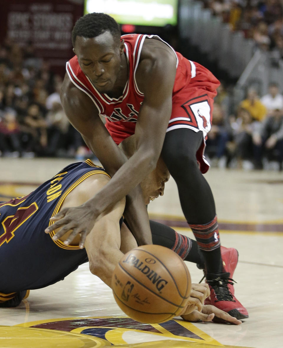 Chicago Bulls' Jerian Grant, top, and Cleveland Cavaliers' Richard Jefferson vie for a loose ball djuring the second half of an NBA basketball game, Saturday, Feb. 25, 2017, in Cleveland. (AP Photo/Tony Dejak)
