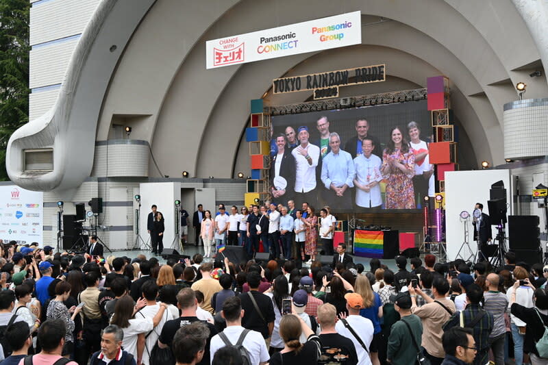 東京最大型同志活動  謝長廷宣揚台灣重視人權 日本最大型LGBTQ活動「東京彩虹驕傲」21日舉辦活 動，在大遊行之前，包括駐日代表謝長廷等多國駐日 大使上台致詞。 （駐日代表處提供） 中央社記者楊明珠東京傳真  113年4月21日 