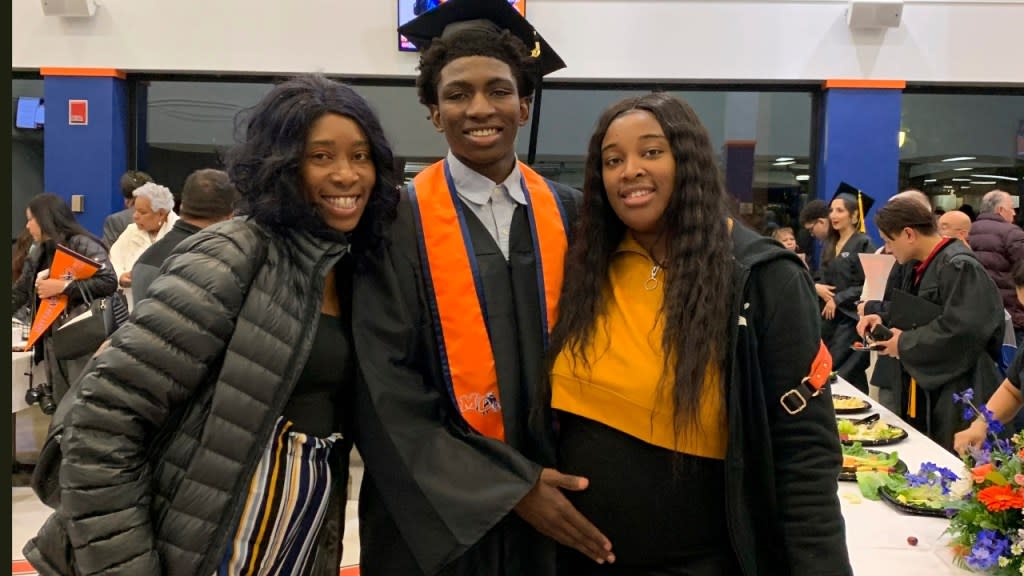 This 2019 photo shows Dexter Reed (center) with his mother, Nicole Banks (left), and sister Porscha Banks. Reed died March 21 after Chicago Police officers shot him during a traffic stop. (Photo: Porscha Banks via AP)