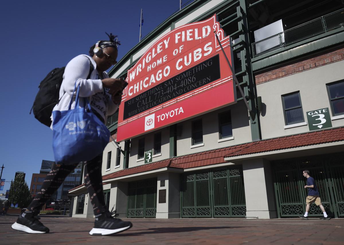 FBI warns shoppers to be aware of counterfeit Cubs gear