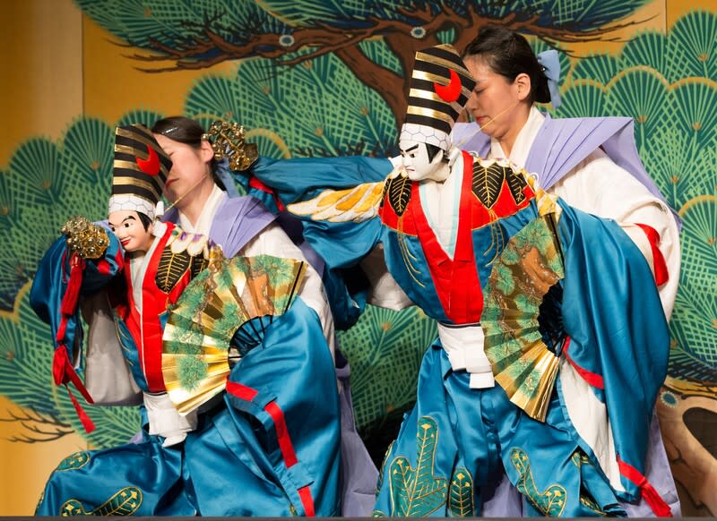 文樂、能劇、歌舞伎並列日本3大傳統藝術 日本「文樂」是結合說唱、三味線、人偶3種形式的 傳統偶戲，與能劇、歌舞伎並列3大日本傳統藝術。 圖為「瞳座乙女文樂」帶來的經典劇目「兩人三番 叟」。 （衛武營國家藝術文化中心提供） 中央社記者葉冠吟傳真  113年5月7日 