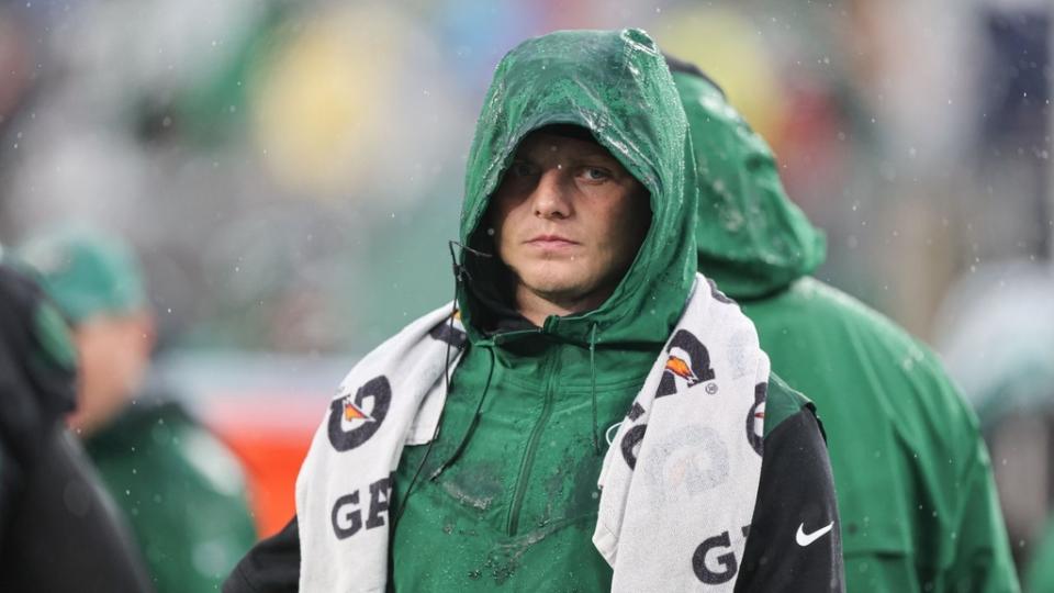 El mariscal de campo de los New York Jets, Zach Wilson, observa durante la segunda mitad contra los Chicago Bears.