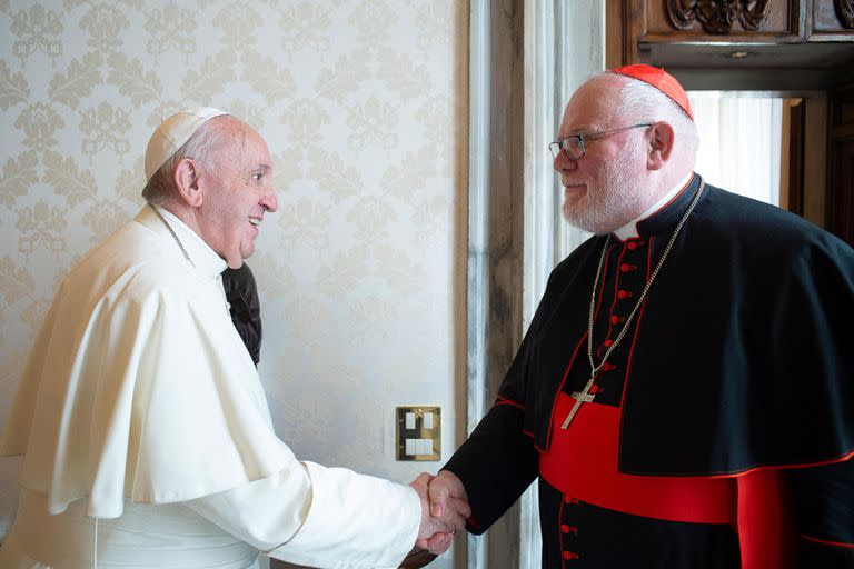 El Papa Francisco saludando al presidente de la Conferencia Episcopal Alemana, el Arzobispo de Múnich y Freising, el Cardenal Alemán Reinhard Marx