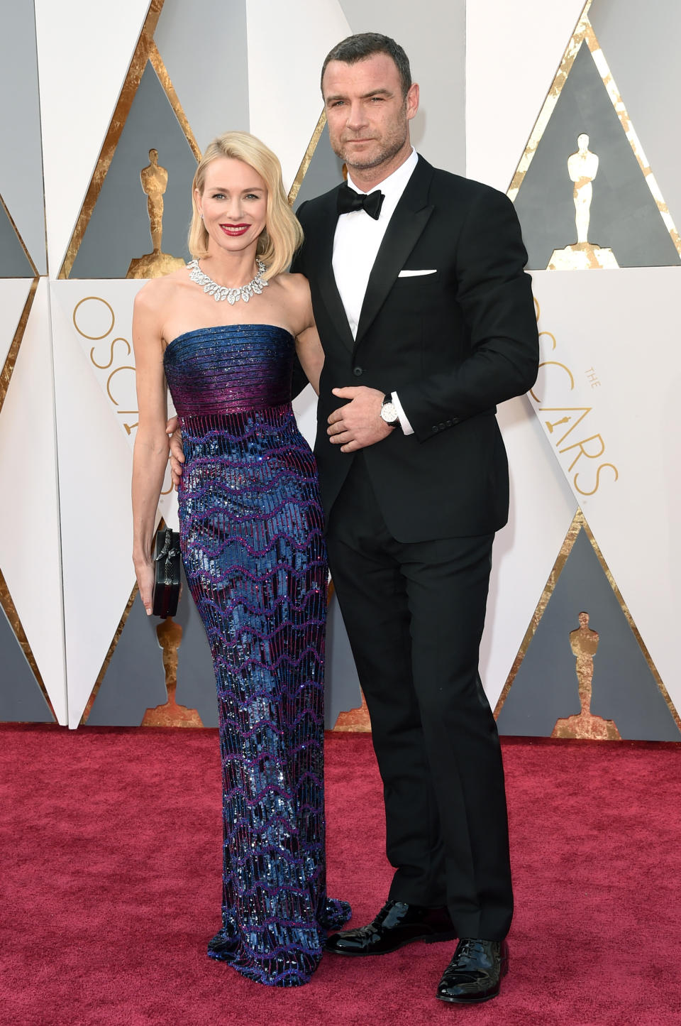 Last, but not least: das Traumpaar Liev Schreiber und Naomi Watts. Während der 48-Jährige wie die meisten seiner Zunft in einem schwarzen Smoking erschien, sorgte seine Liebste für reichlich Glamour-Effekt. (Bild-Copyright: Getty Images/Jason Merritt)