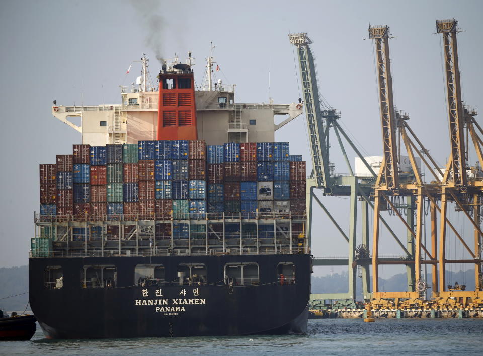 A ship prepares to dock at PSA's Tanjong Pagar container port in Singapore April 18, 2016. REUTERS/Edgar Su