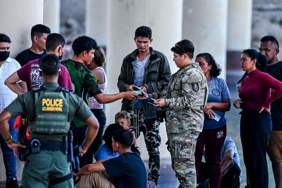 About a dozen migrants are apprehended by a few Border Patrol and National Guard troops.