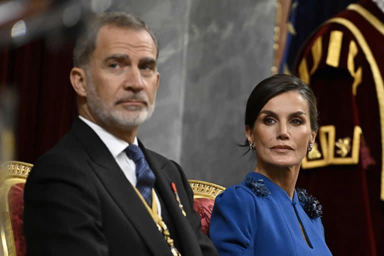 La Reina Letizia de España y el Rey Felipe VI de España asisten a una ceremonia para que la Princesa Heredera de Asturias jure lealtad a la constitución, en su cumpleaños número 18, en el Congreso de los Diputados en Madrid el 31 de octubre de 2023.