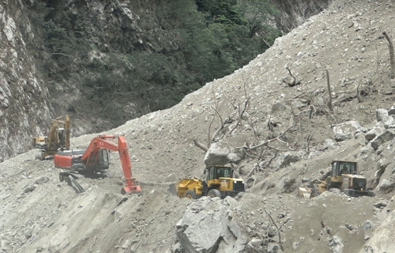 中橫流芳橋段岩屑坍滑 工程團隊冒險進場搶通 台8線中橫公路174.1公里處流芳橋路段1日下午再發生 大規模岩屑坍滑、道路中斷，目前工程團隊正持續清 坍，天祥至太魯閣（167.7K至184.5K）段預計延至2 日中午12時開放通行。 （東區養護工程分局提供） 中央社記者張祈傳真  113年5月1日 