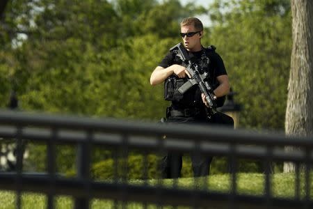 A U.S. Secret Service counter-assault team member patrols after an apparent fence jumper attempted to enter the White House grounds in Washington, U.S. April 26, 2016. REUTERS/Jonathan Ernst