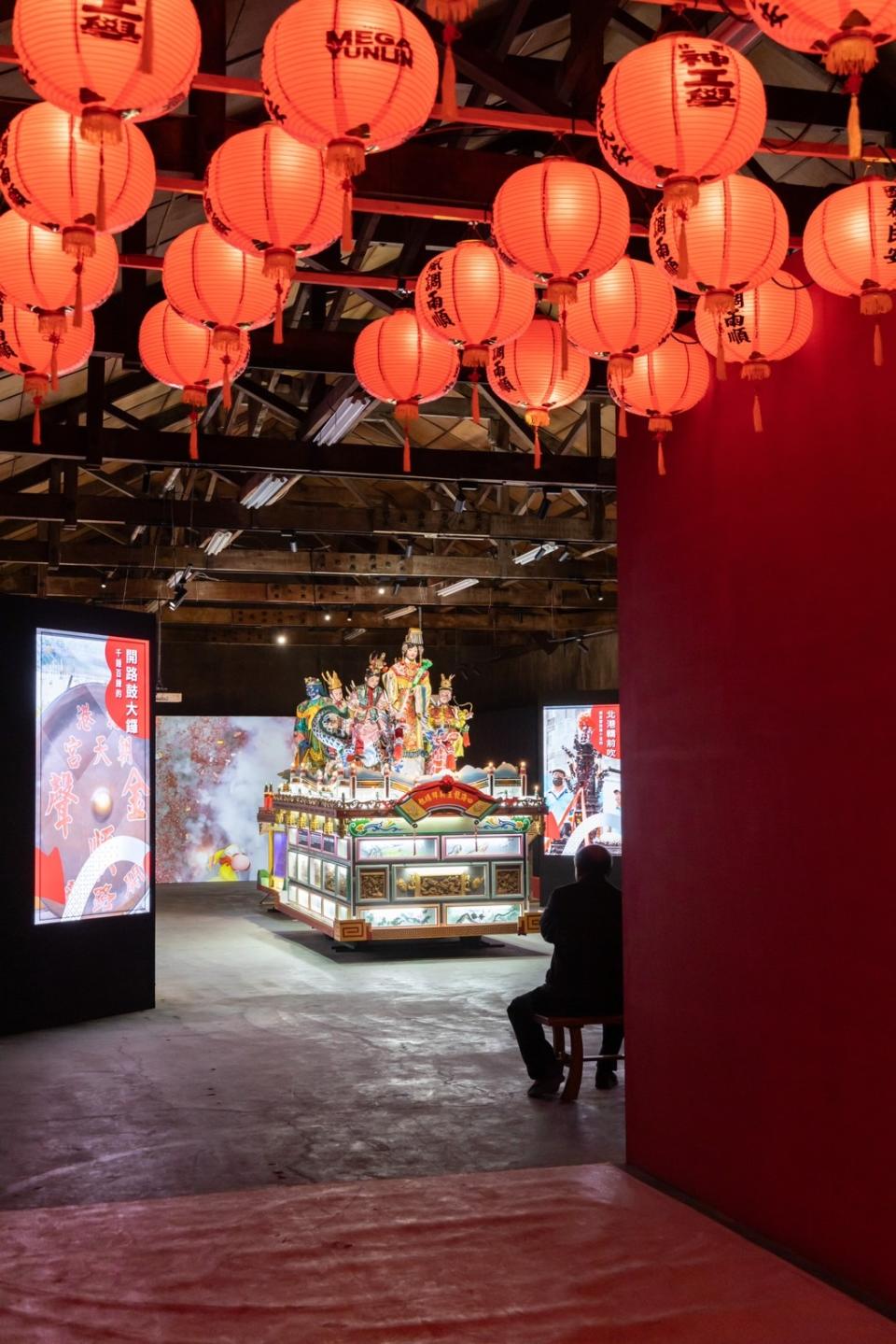 以「四海龍王朝拜媽祖」為藝術閣主題故事的花燈車相當壯觀。
