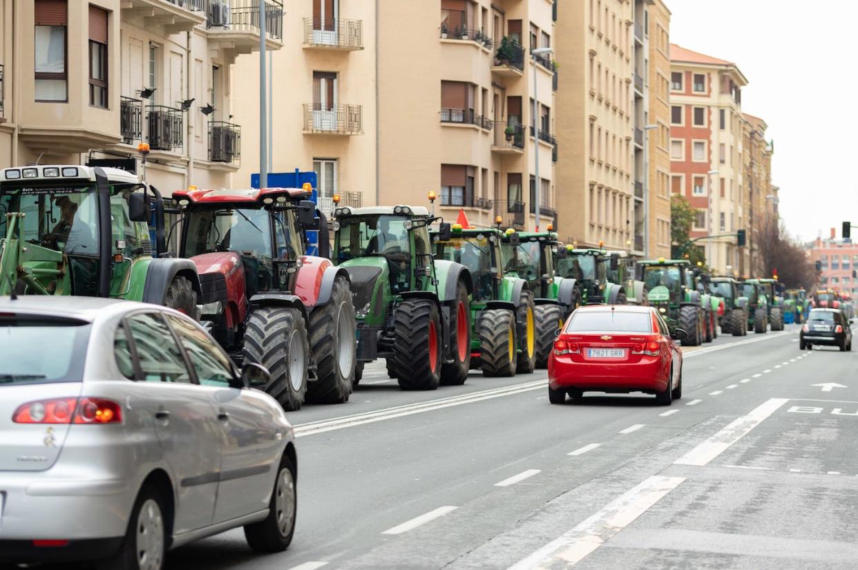 Protesta agrícola y ganadera en Pamplona, 3 de marzo de 2022. <a href="https://www.shutterstock.com/es/image-photo/pamplona-spain-march-3-2022-dozens-2132190201" rel="nofollow noopener" target="_blank" data-ylk="slk:JMGarcestock / Shutterstock;elm:context_link;itc:0;sec:content-canvas" class="link ">JMGarcestock / Shutterstock</a>