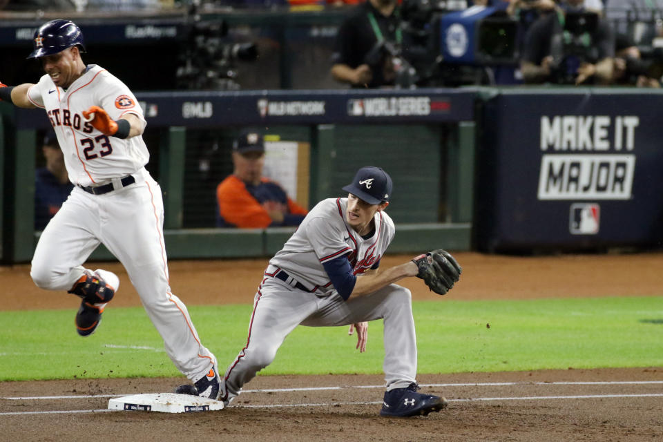 2021世界大賽G6，Max Fried至一壘補位與Michael Brantley發生事故。（Photo by Michael Starghill/MLB Photos via Getty Images）