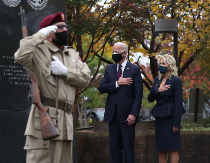 Der designierte Präsident Joe Biden und seine Ehefrau Dr. Jill Biden ehren am Korean War Memorial in Philadelphia Militärveteranen. Quelle: Getty