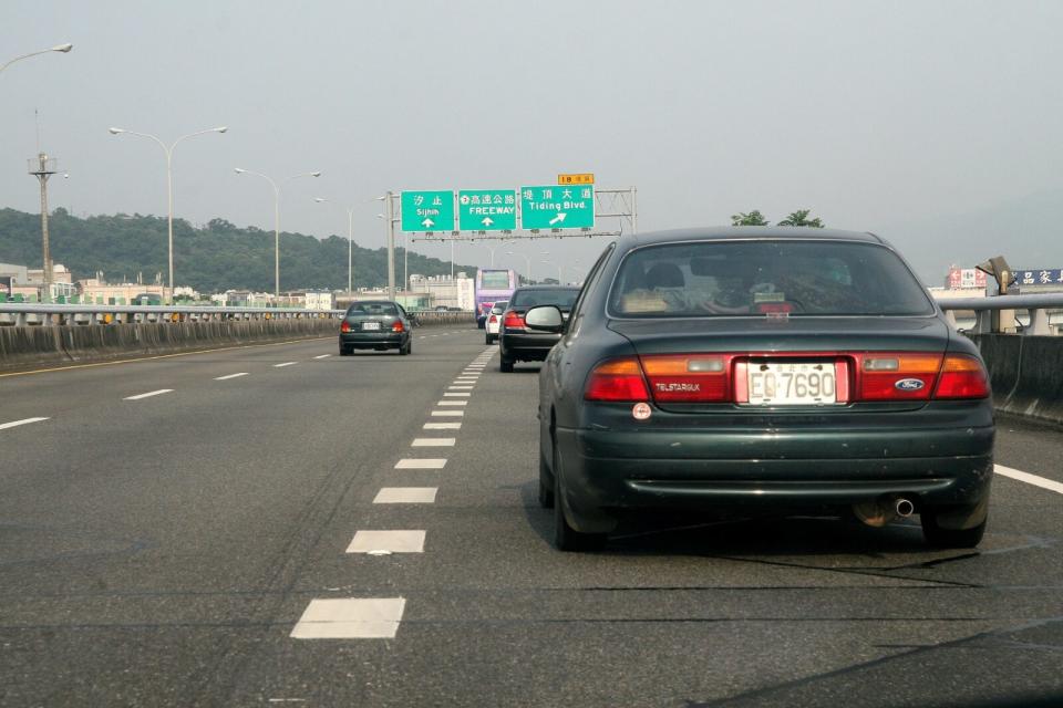 在高速公路上開車時，若見到前方車輛突然煞車時，最好是先將煞車踏板踩深點，讓車速減少多一點，再視情況是否要繼續煞停下去，比較不會發生追撞的情形。