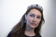 <p>La tiara, il suo anello e gli orecchini tempestati di diamanti e zaffiri mostrati ad Amsterdam prima dell'asta che si terrà il prossimo mese in Svizzera, a Ginevra (AP Photo / Peter Dejong)</p> 