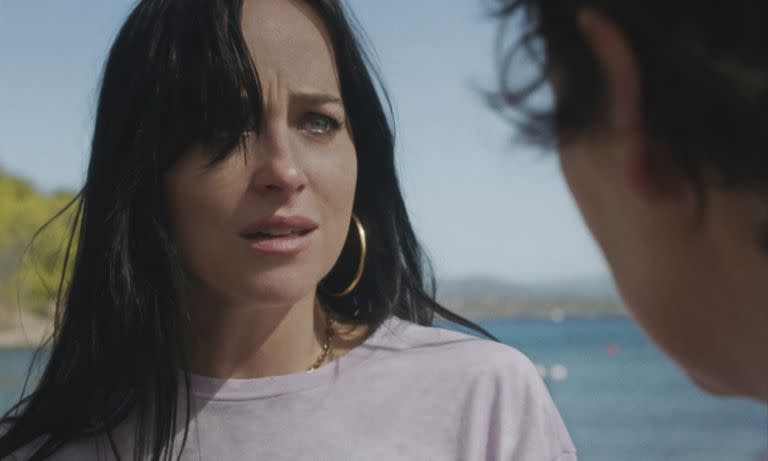 Dakota Johnson en su reciente y celebrado trabajo en La hija oscura (Netflix)