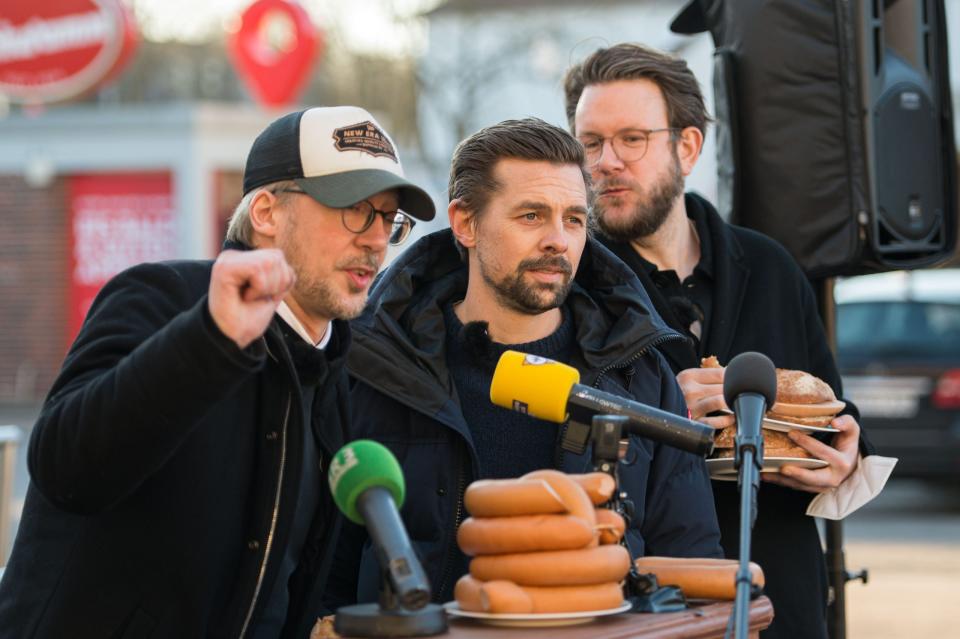 Das Trio hinter dem Podcast "Baywatch Berlin": Klaas Heufer-Umlauf (Mitte), Thomas Schmitt (l) und Jakob Lundt. - Copyright: picture alliance/dpa | Oliver Dietze