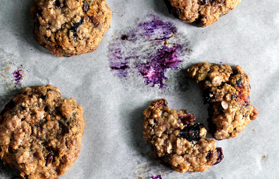 <strong>Get the <a href="http://ladyandpups.com/2014/04/23/monday-blue-berry-oatmeal-cookie/" target="_blank">Monday Blue-Berry Oatmeal Cookies recipe</a>&nbsp;from Lady &amp; Pups</strong>