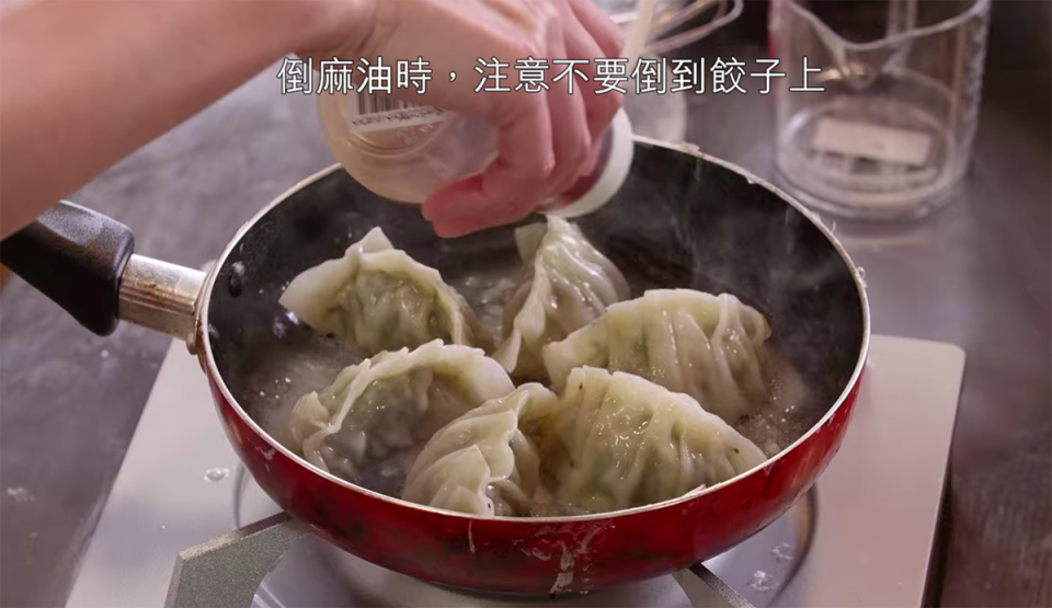 黑心居酒屋食譜│冰花煎餃子脆底秘技 完美粟粉水比例 