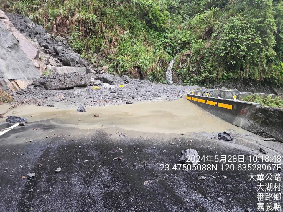 嘉義縣大華公路159線28k發生坍方道路中斷。（圖／嘉義縣政府提供）