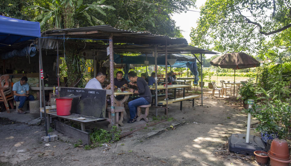 Boh Geh Uncle Canteen - Outdoor seating
