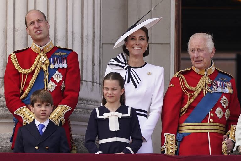 El rey Carlos III de Gran Bretaña, a la derecha, está acompañado por el príncipe Guillermo, el príncipe Luis, la princesa Charlotte y la princesa Kate de Gales en el balcón del Palacio de Buckingham después de asistir a la ceremonia Trooping the Colour