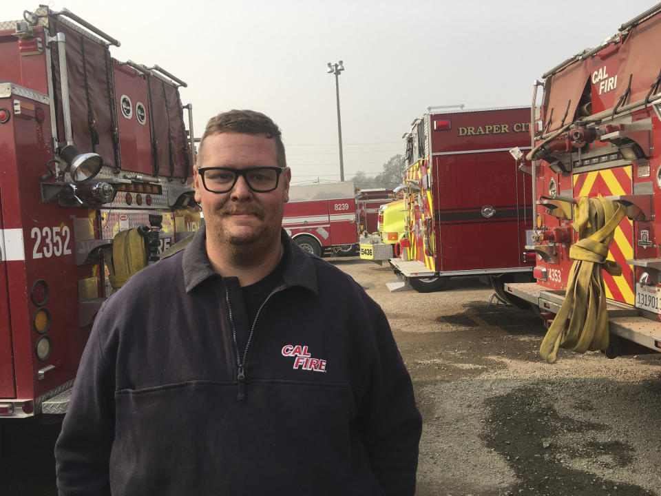 El bombero Casey Peck del Departamento de Bomberos de California habla sobre la devastación que ve como parte de su trabajo, el sábado 10 de noviembre de 2018, en Chico, California, (AP Foto/Don Thompson)