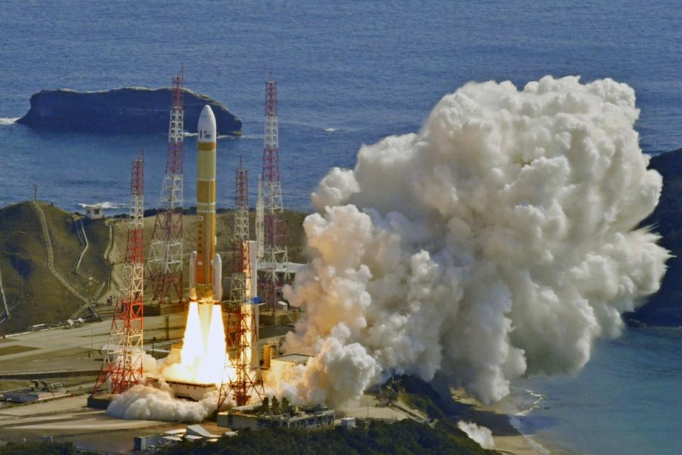 地上観測衛星を積んだH3ロケットが南西部の鹿児島島の玉子島宇宙センター発射台から離陸している。