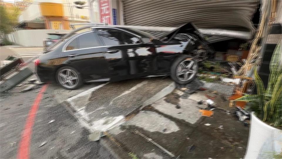 酒駕撞斷紅綠燈　衝進路口店家　誰是駕駛？車上3人說法不符　警續釐清