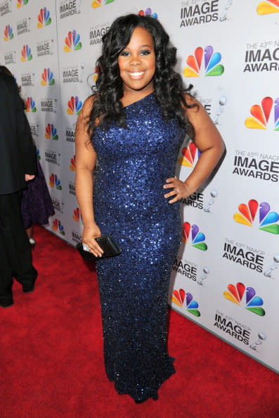 ¿Quién dice que una mujer grande no debe usar un vestido apretado? Cuando las cosas son realmente de tu talla puedes usar el estilo que deseas. <b>Amber Riley</b> lleva este vestido de lentejuelas enforma de tubo y luce muy bien su figura. El hecho de que sea de un solo hombro lo hace sexy sin enseñar demasiado. <br> Y según tu figura, ¿qué estilo de estos elegirías?, ¿crees que estas celebridades realmente saben vestir su figura?