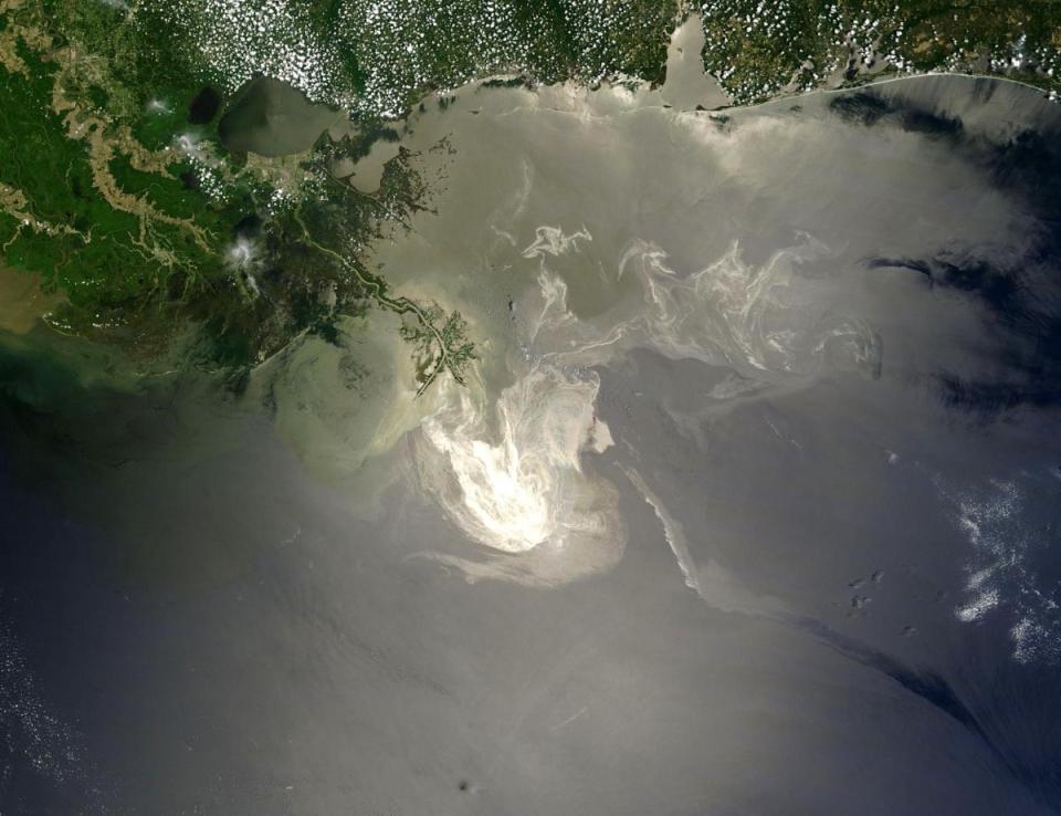 Deepwater_Horizon_oil_spill_ _May_24,_2010