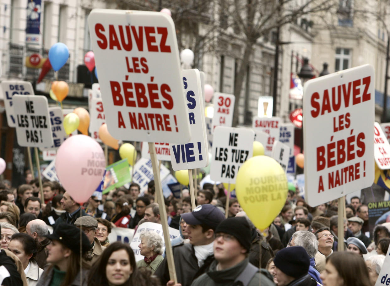 Plusieurs milliers de personnes défilent, le 22 janvier 2006 à Paris, pour réclamer l'abrogation de la loi Veil du 17 janvier 1975 légalisant linterruption volontaire de grossesse (IVG). AFP PHOTO JEAN-PIERRE MULLER (Photo by JEAN-PIERRE MULLER / AFP) (Photo by JEAN-PIERRE MULLER/AFP via Getty Images)