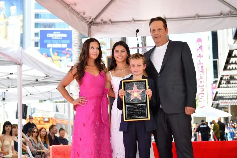 Un rato antes del estreno de su nuevo proyecto, Vince Vaughn fue el protagonista de un momento por demás importante para su carrera: su figura fue inmortalizada en el Paseo de la Fama de Hollywood. Al evento fue acompañado de su mujer, Kyla Weber, y sus hijos, Locklyn Kyla y Vernon Lindsay