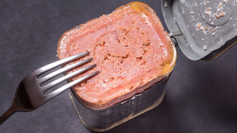 corned beef examined in tin