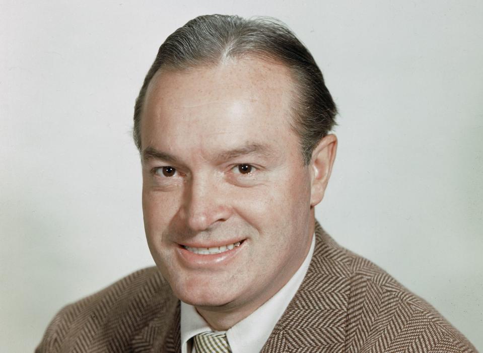 <p>Noch eine amerikanische Legende: Bob Hope (1903 bis 2003). Der gebürtige Brite war Profiboxer, Oscar-Moderator, besuchte die US-Truppen im Ausland - und gewann laut "Guinness-Buch der Rekorde" mehr als 1.500 Auszeichnungen, darunter fünf Academy-Awards. Vor allem aber konnte Hope sehr komisch sein - zu überprüfen in Filmen wie "Detektiv mit kleinen Fehlern" (1947). (Bild: Hulton Archive/Getty Images)</p>