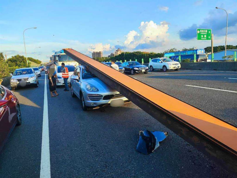 曾男駕駛大貨車急煞，導致車上H型鋼梁往前衝，造成6車追撞事故，其中保時捷遭「泰山壓頂」，所幸車主輕傷無礙。（圖／翻攝照片）