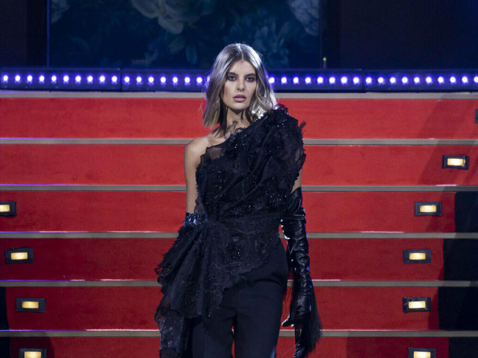 Kandidatin Romina (Foto) überzeugte in der Auftaktfolge von "Germany's next Topmodel" nicht nur Heidi Klum und Designer Thierry Mugler auf dem Laufsteg, sondern auch ihre prominenten Fans daheim. (Bild: ProSieben / Richard Hübner)