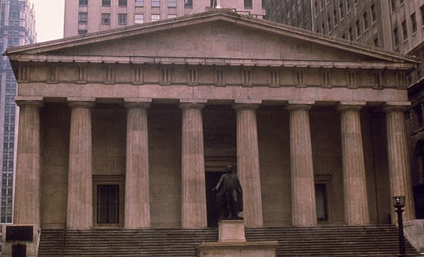 Nueva York fue durante varios años la capital provisional de los EEUU y el Federal Hall se convirtió en el Capitolio del país, siendo el lugar donde George Washington tomó posesión de su cargo como primer presidente de la nación (imagen vía Wikimedia commons)