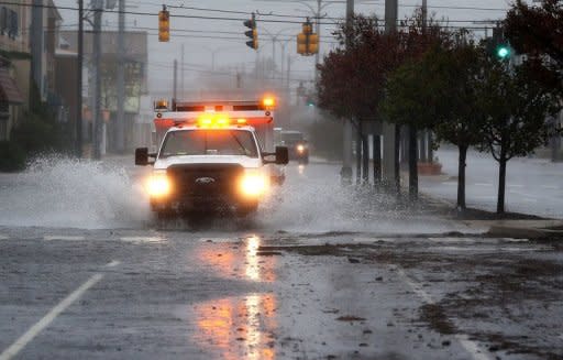 Un camión pasa por una calle inundada en Rehoboth Beach, Delaware, por el paso del hurac{an Sandy este lunes