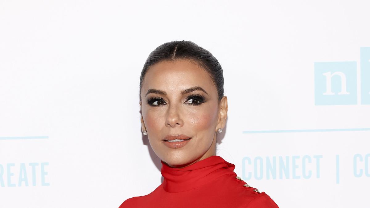 At 48 Eva Longoria Shows Off Toned Legs In Fiery Red Gown With Sky High Slit