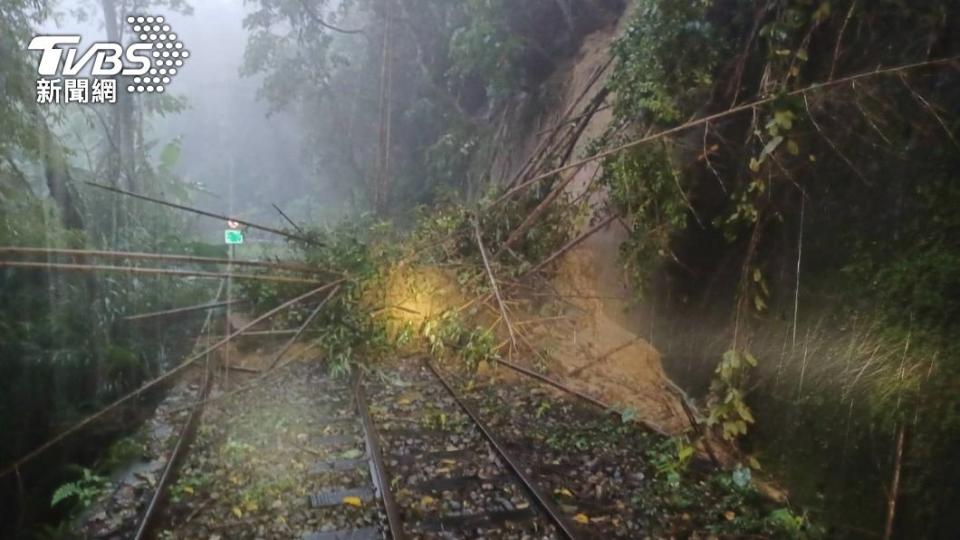 水社寮車站附近發生上邊坡崩坍土石滑落，預計下午四點前搶通 。（圖／TVBS）