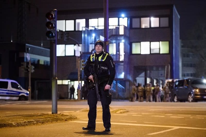 警員在案發建築物外圍把守。（Getty Images 圖片）
