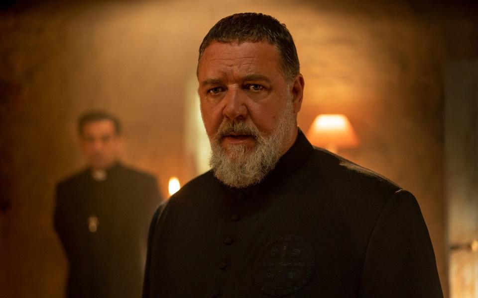 "Der Exorzist" gilt als einer der besten Horrorfilme aller Zeiten, 50 Jahre später muss offenbar wieder jemandem Teufel ausgetrieben werden: Russell Crowe spielt die Hauptrolle in "The Pope's Exorcist". (Bild: Sony Pictures)